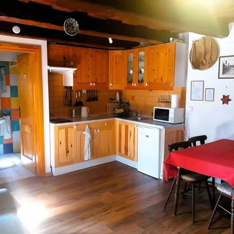 Modern berendezésű konyha, étkezőasztal és kényelmes bútorok