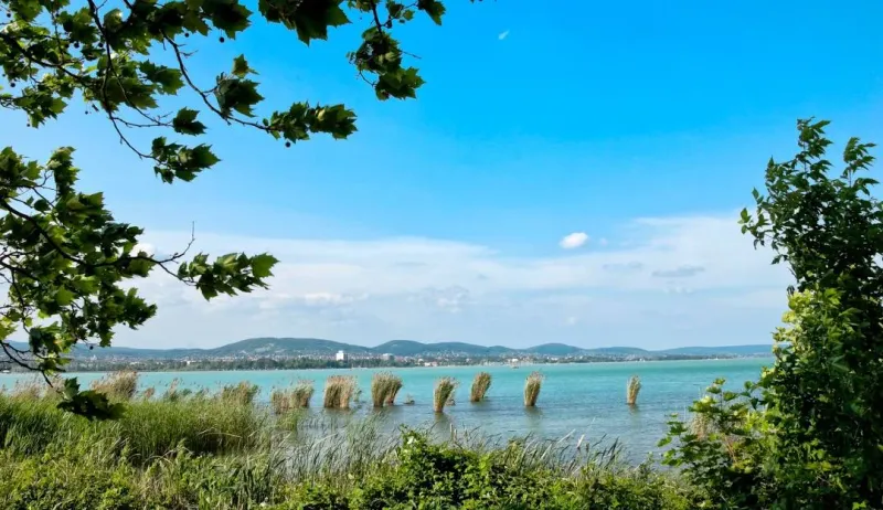 Kék vizű Balaton panoráma hegyekkel a háttérben