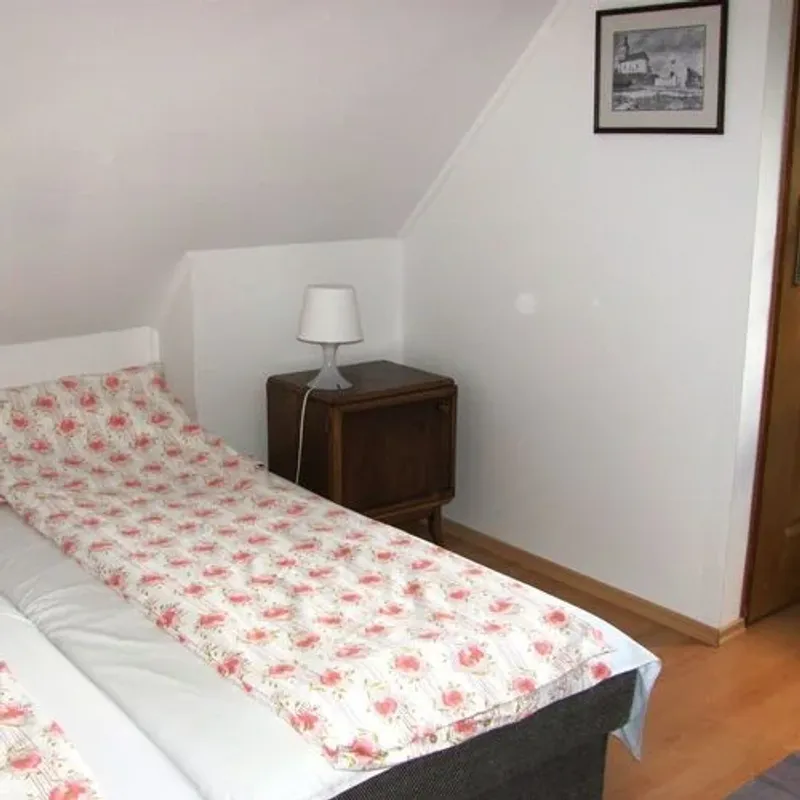 Világos hálószoba franciaággyal és natúr textíliákkal