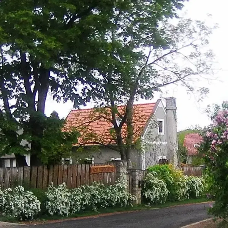 Kertes családi ház napos időben