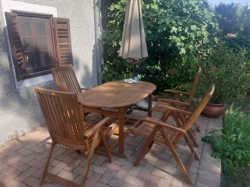 Kerti terasz fa étkezőgarnitúrával és napernyővel