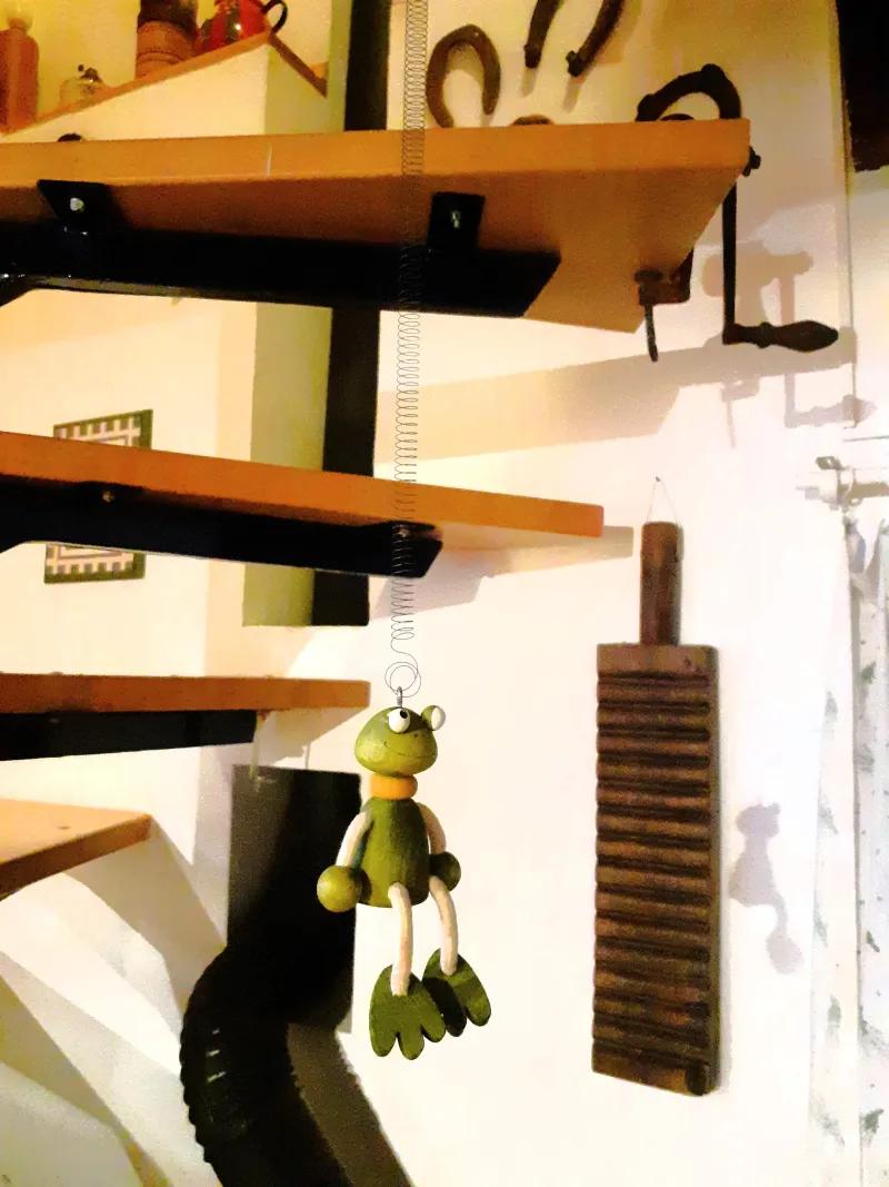 Hangulatos csigalépcső dekoratív elemekkel