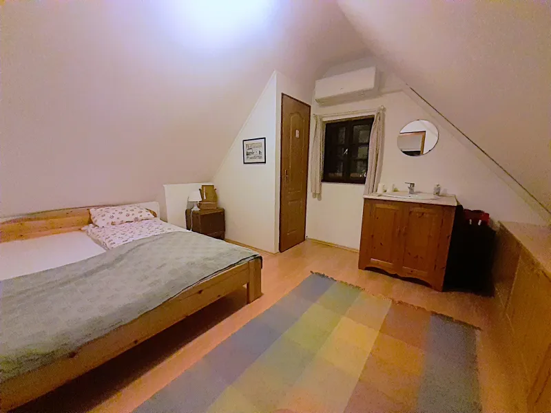 Tetőtéri hálószoba franciaággyal és légkondicionálóval